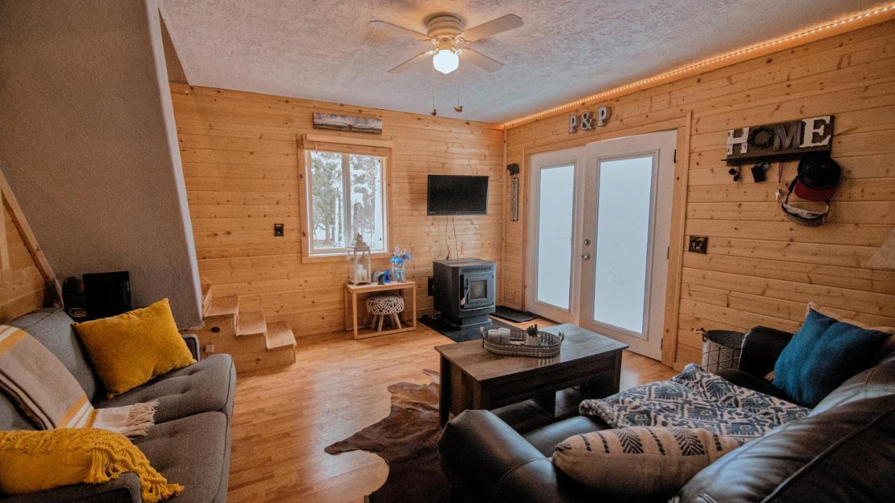 Charming Blue Farmhouse Cabin Duck Creek Village Exterior foto